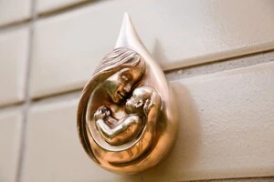 Скульптурка знаходиться на вулиці Предславинській, 9, на фасаді перинатального центру