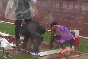 Для того, щоб мати змогу продовжити змагання, організатори почали підручними засобами вигрібати воду з ями під планкою