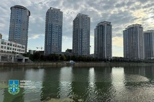 Паркани, які перекривають прохід на набережну Дніпра, досі стоять