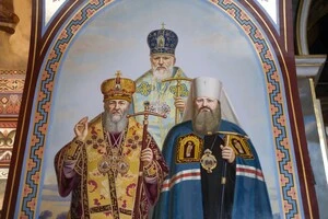 Очільник Московської церкви в Україні митрополит Онуфрій, колишній намісник Києво-Печерської лаври митрополит УПЦ МП Павло (у миру – Петро Лебідь) та покійний митрополит Володимир. Зображення в Успенському соборі