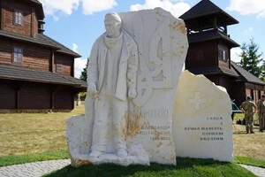 На Черкащині з'явився пам'ятник на честь Мацієвського: відкривали мама героя та Ющенко (фото)