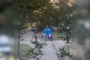 В окупованому Донецьку місцеві крадуть воду бочками (відео)