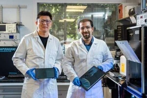 Доцент Моджтаба Абді-Джалебі та кандидат наук Сімінг Хуан із новими пристроями