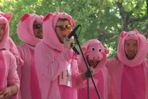 Учасники фестивалю La Pourcailhade в містечку Трі-сюр-Баїз