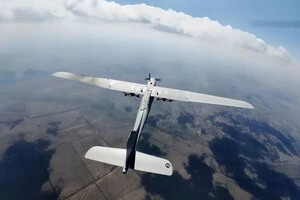 Українські захисники збили дрон з двома FPV-дронами