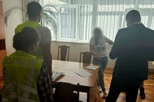 За даними слідства, у середньому бухгалтерка «заробляла» понад 100 тис. грн на місяць