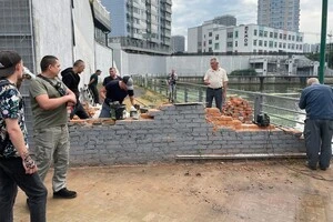 Скандал на набережній біля ЖК River Stone: команда Кличка знесла незаконний паркан, забудовник поставив новий