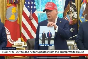 Трамп демонструє фото з Путіним пресі