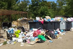 Донецьк завалений сміттям 