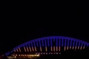 Подільський міст у Києві засяяв кольорами державного прапора