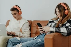 Відмова від дзвінків, любов до старих камер. «Дивні» звички зумерів, які бентежать старше покоління