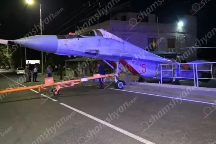 В Єревані російський винищувач врізався у стовп