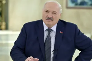 Лукашенко, який допомагає Путіну воювати, побажав українцям «мирного неба»