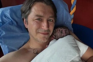 Притула на руках із новонародженим сином привітав українців із Днем Незалежності 