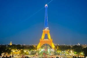 Ейфелева вежа у Франції засяяла жовто-синіми кольорами до Дня Незалежності України