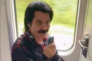 Зібров записав привітання просто у потязі, підкріпивши його приспівом з власного хіта