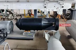 Чорна ФАБ, виготовлена ще в часи Сталіна. Такі авіабомби і сьогодні використовують росіяни