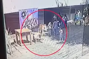 У Дніпрі на дитину впала інсталяція стільця: дівчинка у реанімації