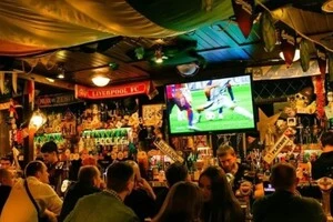 Британія планує відпускати злочинців на волю, забороняючи пити пиво та дивитися футбол