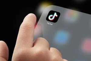 TikTok робить ставку на ШІ: сотні модераторів втратять роботу у Великій Британії