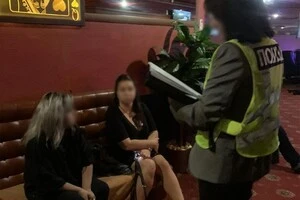 За словами поліції, зловмисники на чолі з двома колишніми міліціонерами налагодили діяльність 10 гральних комплексів у кількох районах столиці