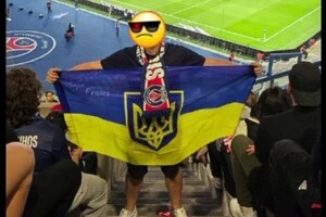 Працівники стадіону «ПСЖ» намагалася вигнати військового з українським прапором