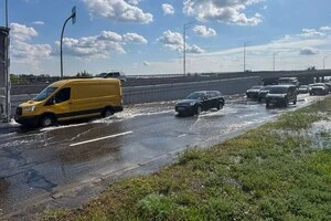 У Києві на Набережному шосе ускладнено рух через прорив труби