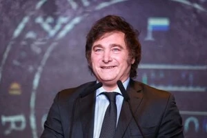 Розлючений натовп закидав камінням автомобіль президента Аргентини 