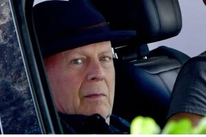 Рідні Брюса Вілліса переселили його в окремий будинок через хворобу