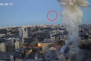 Атака на Київ: момент влучання в одному з районів потрапив на камеру (відео)