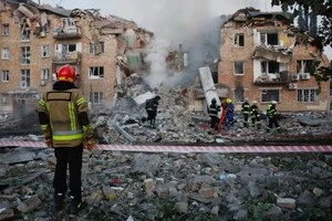 Сибіга з іноземними дипломатами відвідали місце удару РФ по багатоповерхівці у Києві