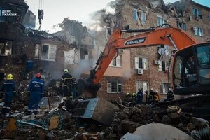 Наслідки ворожого обстрілу у Києві