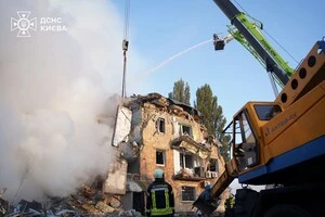 Зруйнований будинок внаслідок російської атаки у Києві