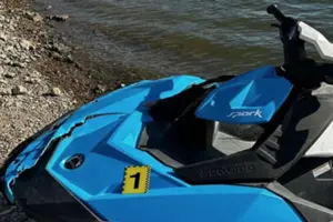 На Хмельниччині гідроскутер врізався в туристичний корабель, є постраждалі