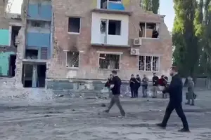 Зеленський приїхав до зруйнованої росіянами багатоповерхівки в Києві (відео)