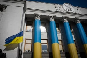 На будівлі Верховної Ради України приспущено Державний Прапор
