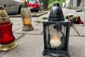 У Львові на місце вбивства Андрія Парубія люди приносять лампадки та квіти