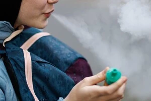 Сінгапур вводить каральні заходи за вейпінг: штрафи, тюремні строки та навіть тілесні покарання