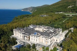 «Палац Путіна» ледь не згорів: пожежу гасили чотири дні