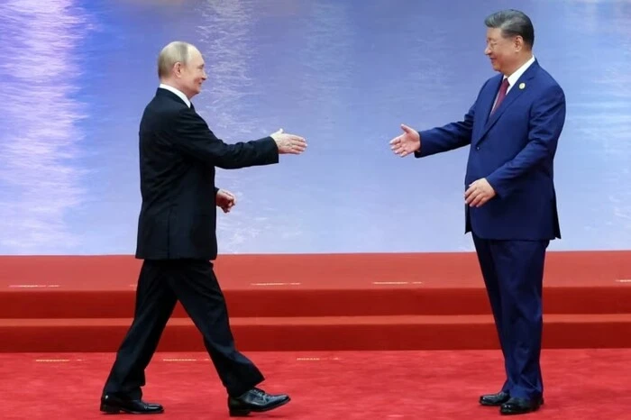 Червона доріжка та «Калинка-Малинка»: як Сі Цзіньпін вітав Путіна у Китаї 