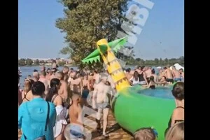 На столичному пляжі надувна гірка впала разом із дітьми