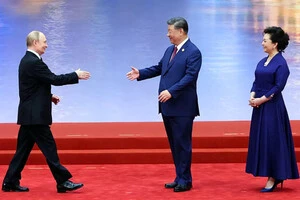 Сі Цзиньпін (з дружиною) вітають російського порезидента на саміті Шанхайської організації співробітництва (ШОС)