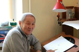 Художник народився у 1935 році, в місті Улан-Уде, Бурят-Монгольська АРСР