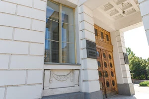 Під час протиаварійних робіт у Будинку вчителя реставратори знайшли автентичне фарбування вікон і латунні лиштви фасадних рам