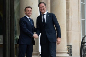 Макрон обговорив з генсеком НАТО гарантії безпеки для України