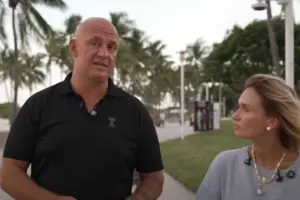 Артист вважає, що попри повномасштабну війну життя триває і для себе він обрав шлях рухатися далі