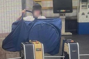 Поліція затримала студента, який катався на велосипеді по ескалатору метро 