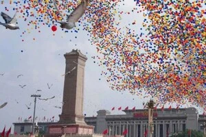 Пекін проводить масштабний парад 