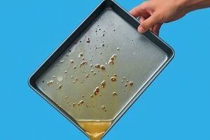 Жир, що потрапляє в труби, швидко охолоджується і перетворюється на жирні пробки, попереджають фахівці «Львівводоканалу»