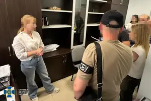 «Списували» військових зі служби: у Житомирі затримано адвокатку та її сина
